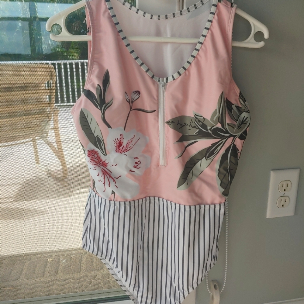 Cupshe one peice bathing suit. Size L
